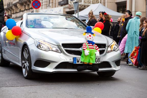 Laute Karnevalsmusik im Auto: Wer nichts hört, fährt gefährlich
