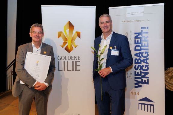 (v.l.): Ralph Glodek, Leitung R+V STIFTUNG, und Grischa Brower-Rabinowitsch, Bereichsleiter Konzern-Kommunikation der R+V. 