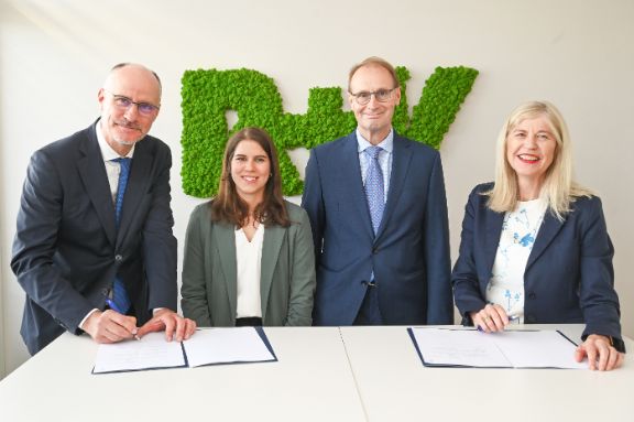 Auf dem Bild sind von rechts: Prof. Michael Nietsch, EBS, Louisa Heusel, R+V-Trainee, Dr. Andreas Hasse, Bereichsleiter des R+V-Konzern-Rechts, Julia Merkel, R+V-Personalvorständin.