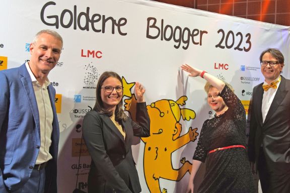 Wir bei den Goldenen Bloggern: Grischa Brower-Rabinowitsch (l.) und Marietheres Wichmann (2. v.l.). Rechts neben uns zwei der Gastgeber und Organisatoren der Veranstaltung: Franziska Bluhm und Thomas Knüwer. Danke Euch, das war ein super Event!