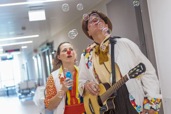 Wiesbadener Clown Doktoren im Einsatz – eines der Projekte, das die R+V mit ihrer Weihnachtsspende 2025 unterstützte, Foto: Clown Doktoren