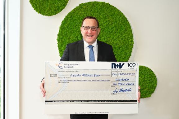 Jens Hasselbächer mit Cashbeck-Scheck