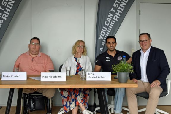 Pressekonferenz Rhine River Rhinos. Von links: Mirko Korder, Geschäftsführer Rhine River Rhinos, Inge Neudahm, Konzern-Kommunikation R+V Versicherung, Mojtaba Kamali, Spieler Rhine River Rhinos, Jens Hasselbächer, Vorstand Kunden & Vertrieb R+V Versicherung