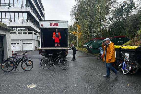 Die von R+V-Mitarbeitenden gespendeten Fahrräder gehen zunächst zur Reparatur an die GWR, bevor sie ihre Reise nach Afrika fortsetzen.