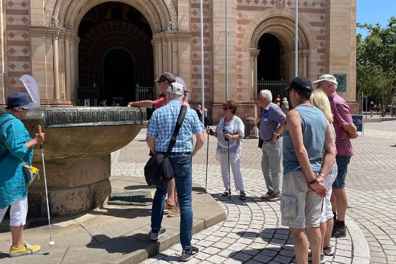 Stadtführung für Blinde in Speyer: Ertasten des Brunnens