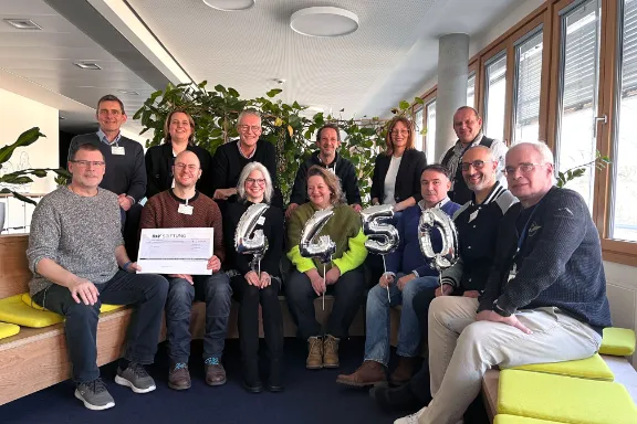 Mitarbeitende der KRAVAG und der R+V mit Vertretern der geförderten Vereine Wege aus der  Einsamkeit e.V., St. Pauli Bats e.V., Pfoten-Buddies Hamburg, Förderverein Winternotprogramm für  Obdachlose e.V. und Schrott bewahre e.V