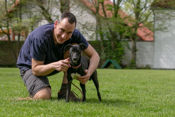 Martin Böse mit River, seiner jungen Hündin. Gerade ein Jahr alt, wird sie schon spielerisch an die Wendungen und Sprünge im Flyball herangeführt. Martin Böse mit River, seiner jungen Hündin. Gerade ein Jahr alt, wird sie schon spielerisch an die Wendungen und Sprünge im Flyball herangeführt.