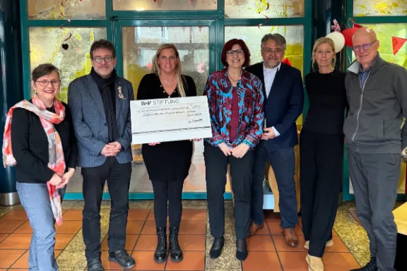 Hermann Muesch (3. v.r.) und Anja Schmidt (5. v.r. beide R+V) mit Vertretern vom Verein Endlich. Palliativ & Hospiz