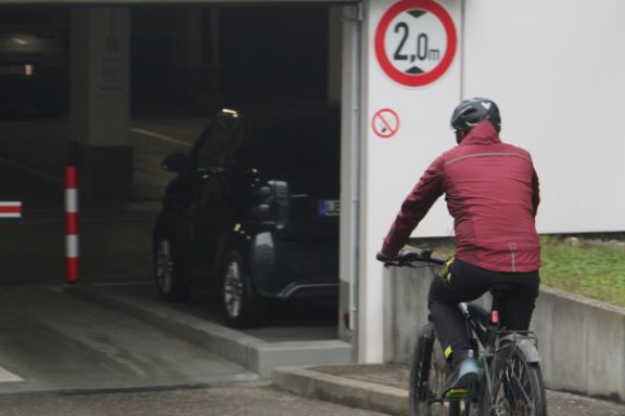 Damit auch an nassen Tagen die Kette nicht rostet, können Mitarbeitende den Fahrradkeller nutzen.