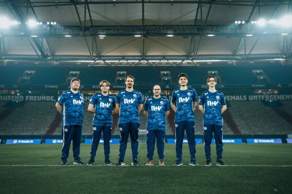 Das E-Sport-Team steht mit sechs jungen Leuten im Stadion.