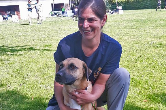 Katharina Böse, ebenfalls dem Flyball-Virus verfallen. Hier mit dem sechsjährigen Sisko, der bereits in Turnieren startet. Katharina Böse, ebenfalls dem Flyball-Virus verfallen. Hier mit dem sechsjährigen Sisko, der bereits in Turnieren startet.