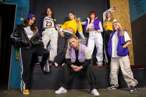 Die Hip-Hop Tanzgruppe Bronx Sistas stehen auf eine Bühne