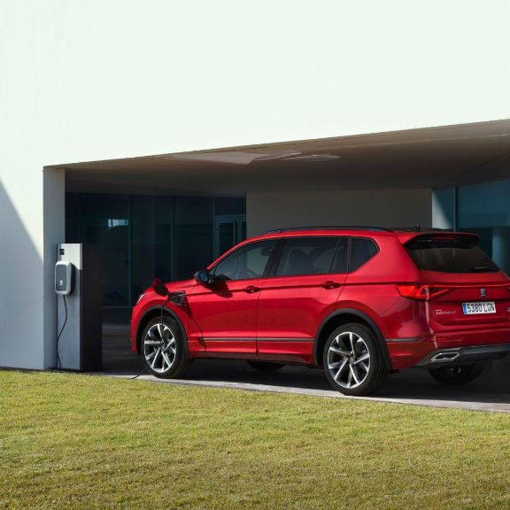 SEAT Tarraco e-HYBRID Preis | Leistung | Ausstattung? Vorne links ist die Ladeklappe für die 13 kWh fassende Batterie!