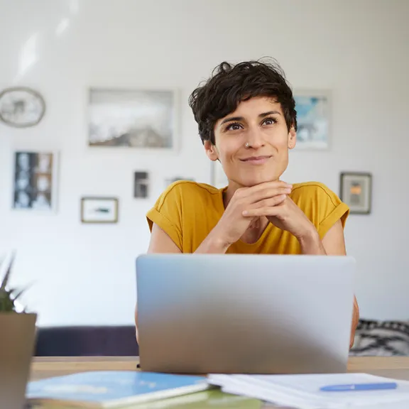 Zufriedene Frau am Laptop