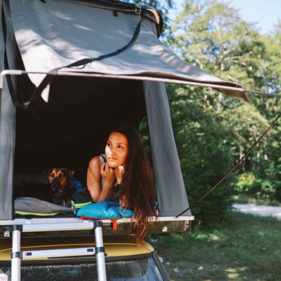 5 Must-haves zum Campen Dachzelt Auto