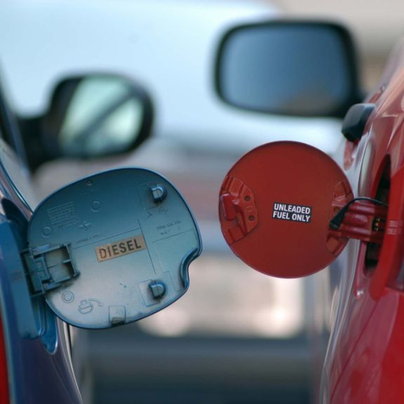 Offene Tankdeckel von zwei Autos