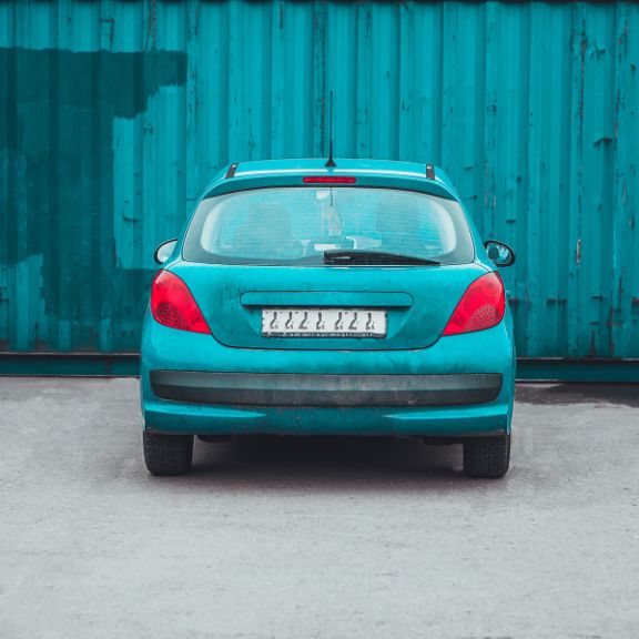 BI:ER, BIT:CH & BA:BY. Wir decken Deutschlands lustigste und kreativste Kennzeichen auf! Auto mit außergewöhnlichem Kennzeichen