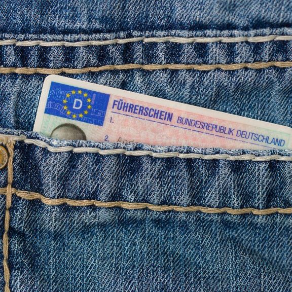 Führerschein: Mit diesen Kosten müssen Sie rechnen Führerschein in Hosentasche