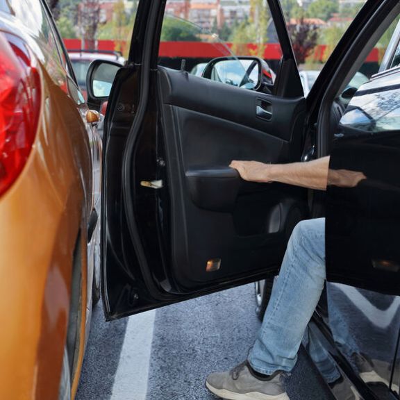 Geparktes Auto wird durch Türöffnen beschädigt