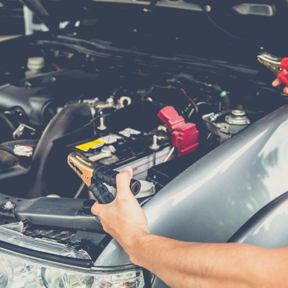 Auto überbrücken: So geht‘s Motorraum mit Überbrückungskabel