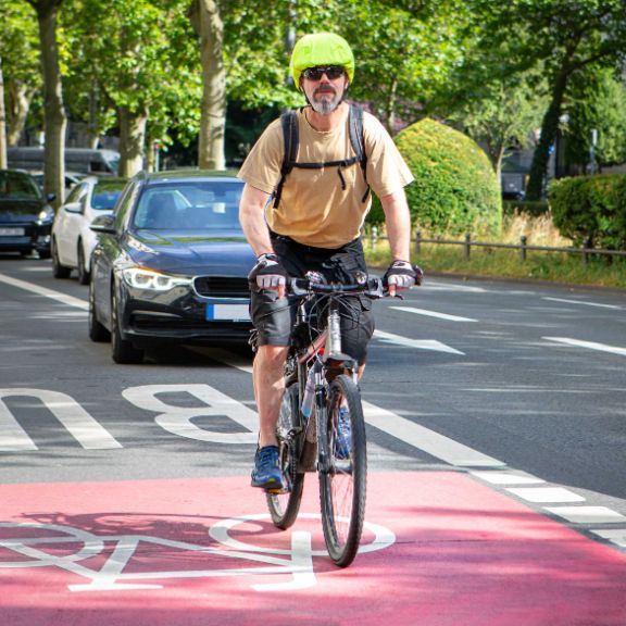 Auto parkt falsch auf dem Bürgersteig.