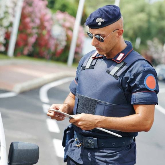 Italienischer Polizist überprüft Dokumente