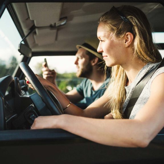 Frau und Mann unterwegs mit dem Campingauto.