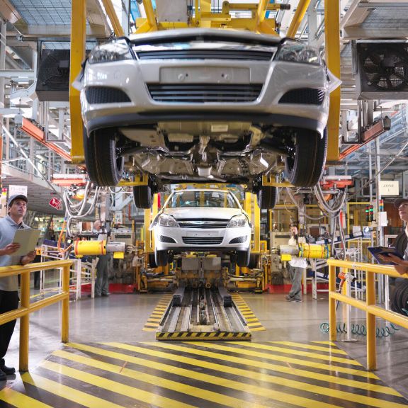 Fahrzeugrückruf Fahrzeugrückruf: Mitarbeiter inspizieren Auto in Produktionslinie