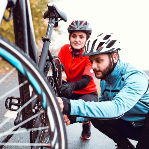 Verkehrssicheres Fahrrad Mann repariert Fahrrad