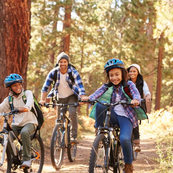 Familie macht eine Fahrradtour im Wald.