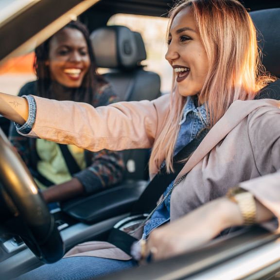 Fahrgemeinschaft Freundin mit Auto unterwegs.