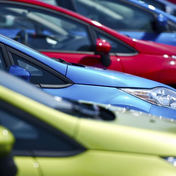 Wir widerlegen Klischees: Rote Fahrzeuge sind die sichersten. Von wegen! Klischee_Autofarben.jpg