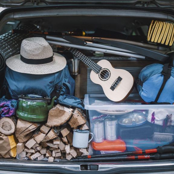 Kofferraum beladen – Wie Sie das Auto für den Urlaub richtig beladen Voller Kofferraum mit Campingausrüstung.