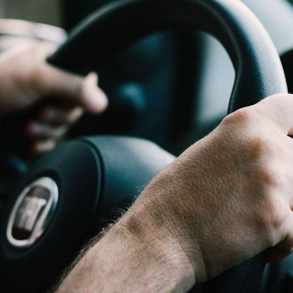 Angst vorm Autofahren überwinden, ohne die Kontrolle zu verlieren: So kommen Sie sicher ans Ziel Hände die Lenkrad umklammern