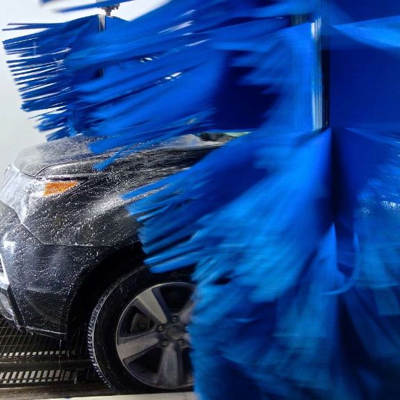 Kratzer nach dem Besuch in der Waschstraße Auto in der Waschanlage.