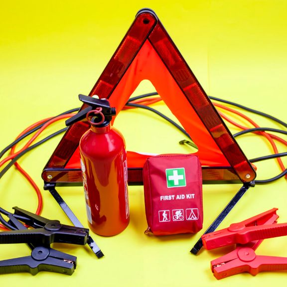 Mit dem Auto in Urlaub Notfall-Pannen-Kit für das Auto mit Warndreieck, Verbandskasten, Starthilfekabel und Feuerlöscher.