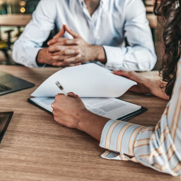 Probefahrt: Worauf müssen Sie achten? Zwei Personen verhandeln einen Vertrag aus.