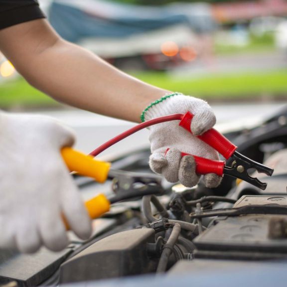 Wenn die Autobatterie streikt: So geben Sie richtig Starthilfe