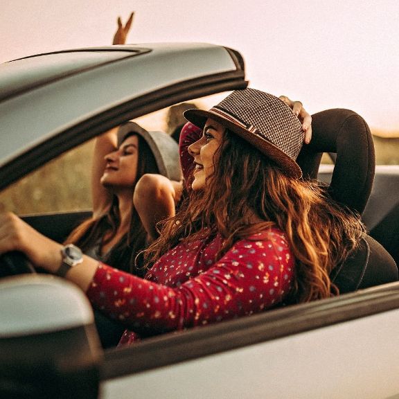 Zwei Frauen machen eine Spritztour im Cabrio.