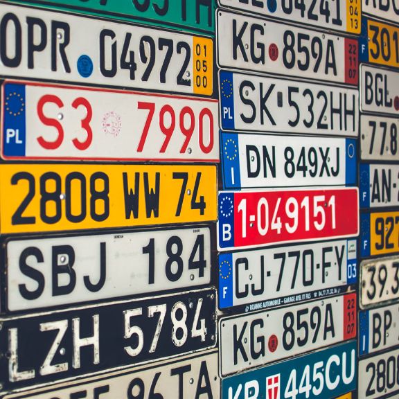 Wie sind ausländische Kennzeichen aufgebaut? Sammlung von europäischen Kfz-Kennzeichen