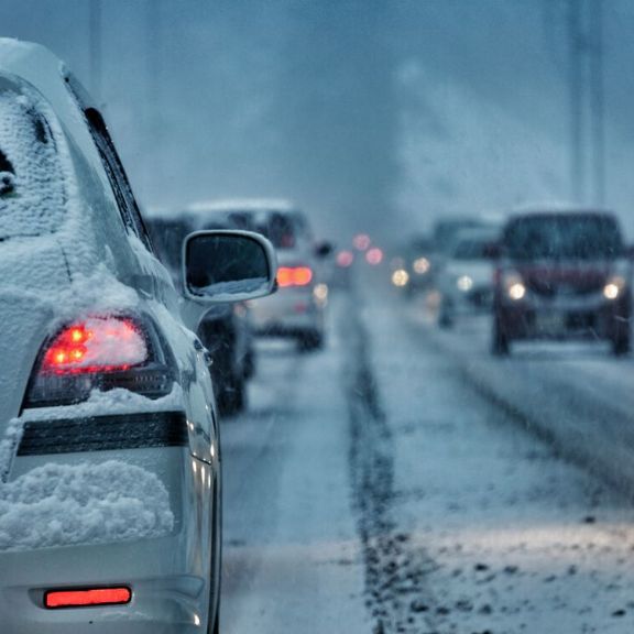 Autos fahren im Schnee Autos auf der Straße im Schnee.