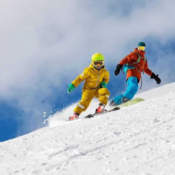 Vater und Sohn fahren zusammen Ski