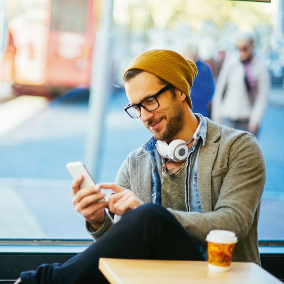 Mann mit Smartphone