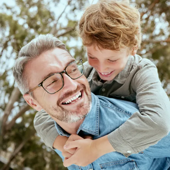 Vater und Sohn freuen sich über einen umfassenden Privat-Rechtsschutz.