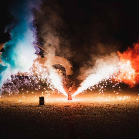 Hilfe, mein Auto wurde von Silvesterböllern beschossen! Feuerwerk bei Nacht.