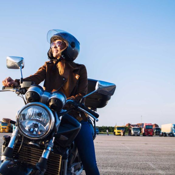 B196-Führerschein: Vorteile für Auto- und Motorradfahrer Frau beim Motorrad Sicherheitstraining