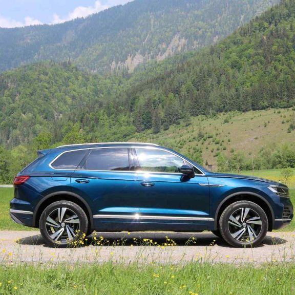 2018 Volkswagen Touareg 3.0 TDI Fahrbericht Blauer VW Touareg TDI Seitenansicht