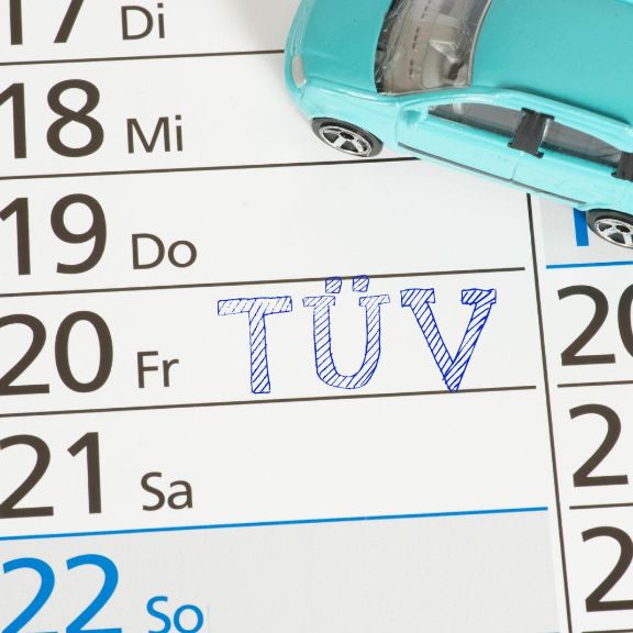 TÜV-Plakette richtig lesen Ein Kalender, Wagen und Termin beim TÜV