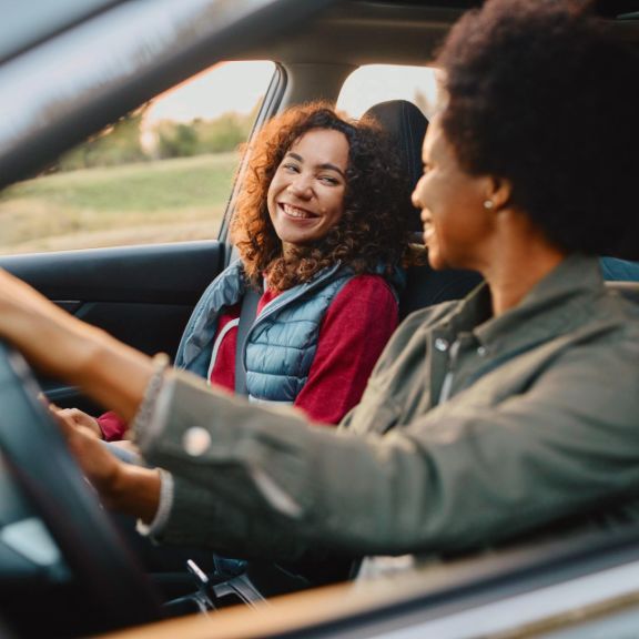 Mutter und Tochter unterwegs im Auto.