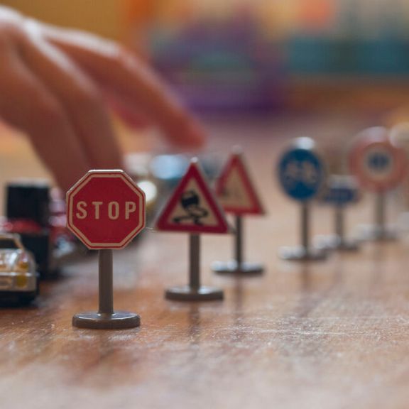 Lustige Verkehrsschilder Miniatur Auto und Straßenschilder.